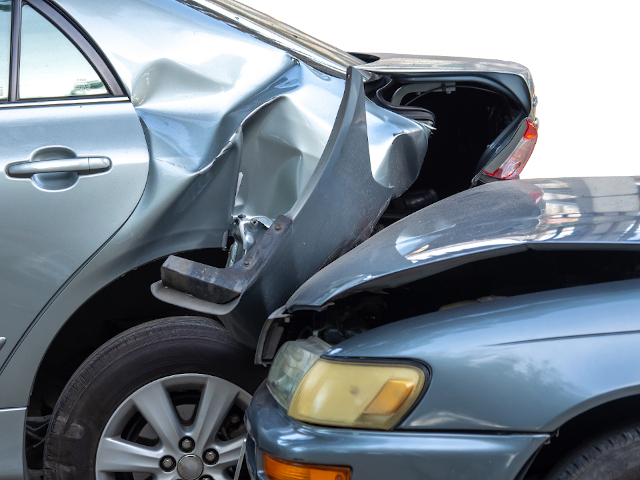 Colisión por alcance entre dos coches Colisión por alcance entre dos coches